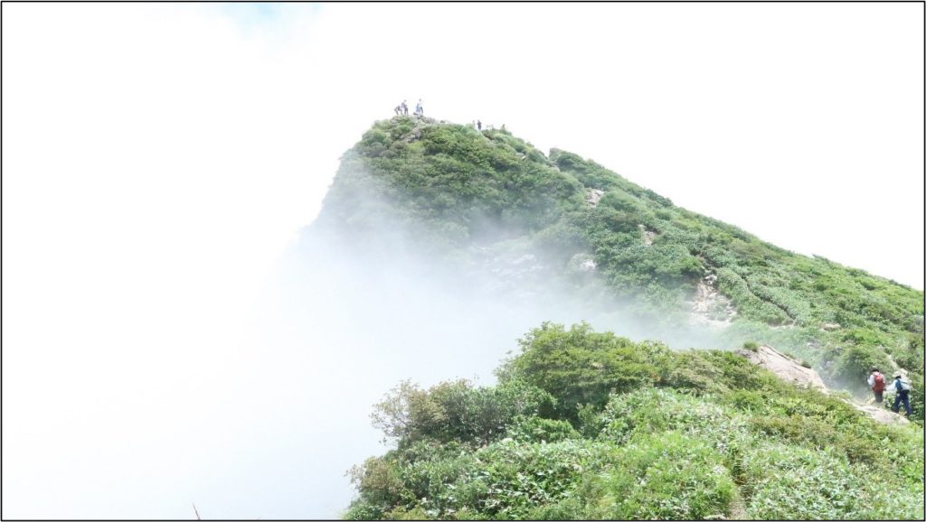 山頂に霧がかかっている写真