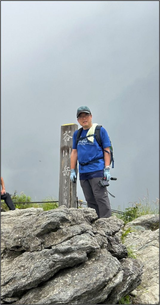 山頂に立つ男性の写真