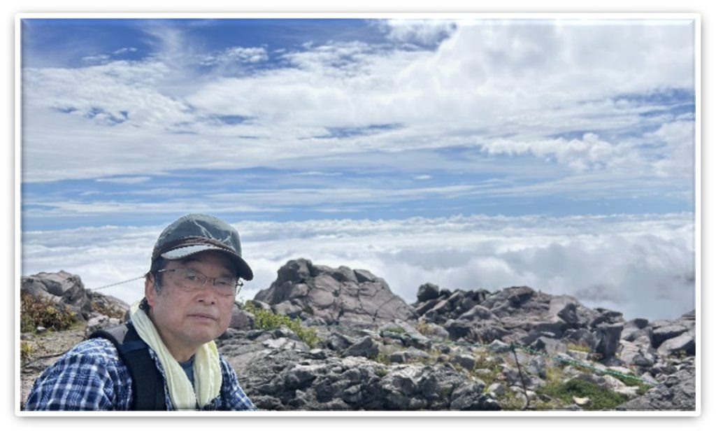 茶臼岳登山の雲海と男性の写真